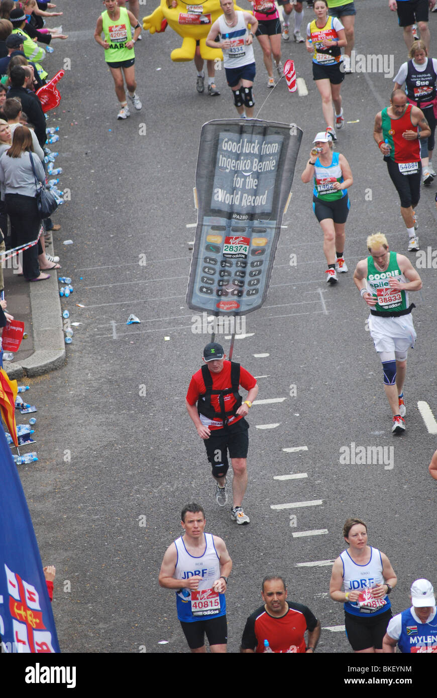 https://c8.alamy.com/comp/BKEYNM/2010-flora-london-marathon-race-BKEYNM.jpg
