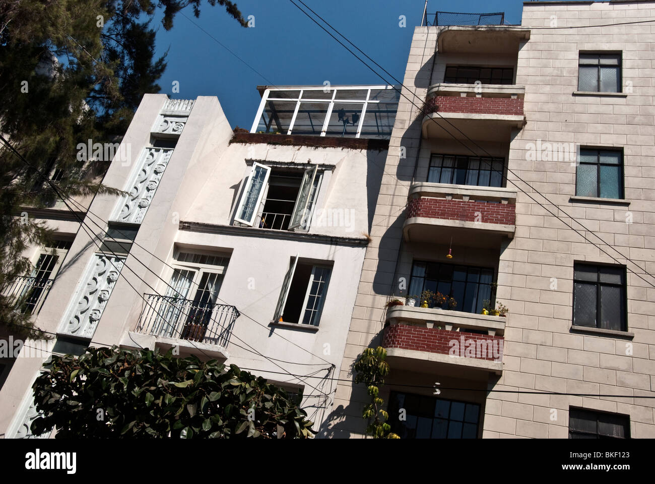 Stucco apartment building hi-res stock photography and images - Alamy