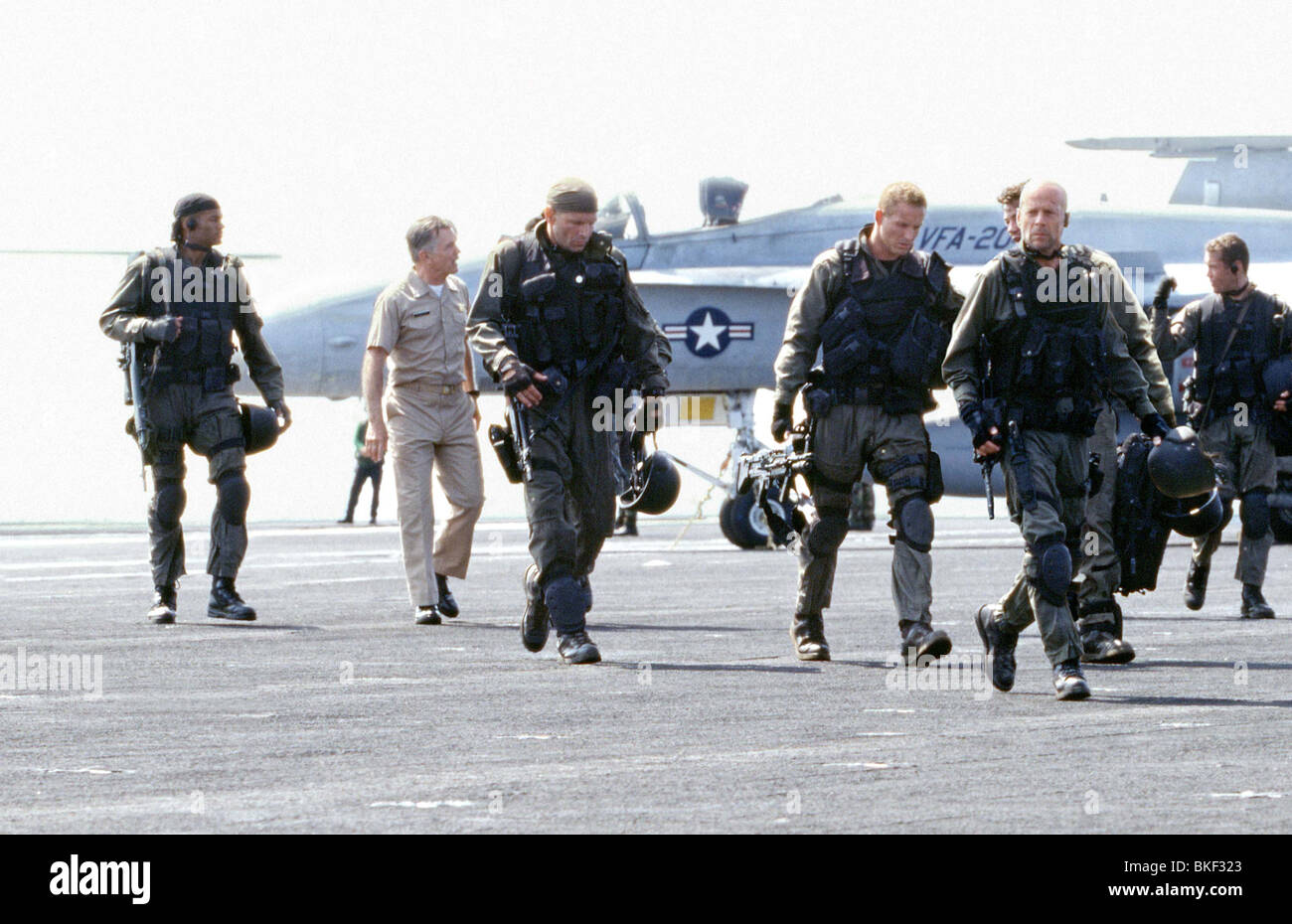TEARS OF THE SUN (2003) CHARLES INGRAM, TOM SKERRITT, NICK CHINLUND, COLE  HAUSER, BRUCE WILLIS, CHAD SMITH TTSM 001-11481 Stock Photo - Alamy