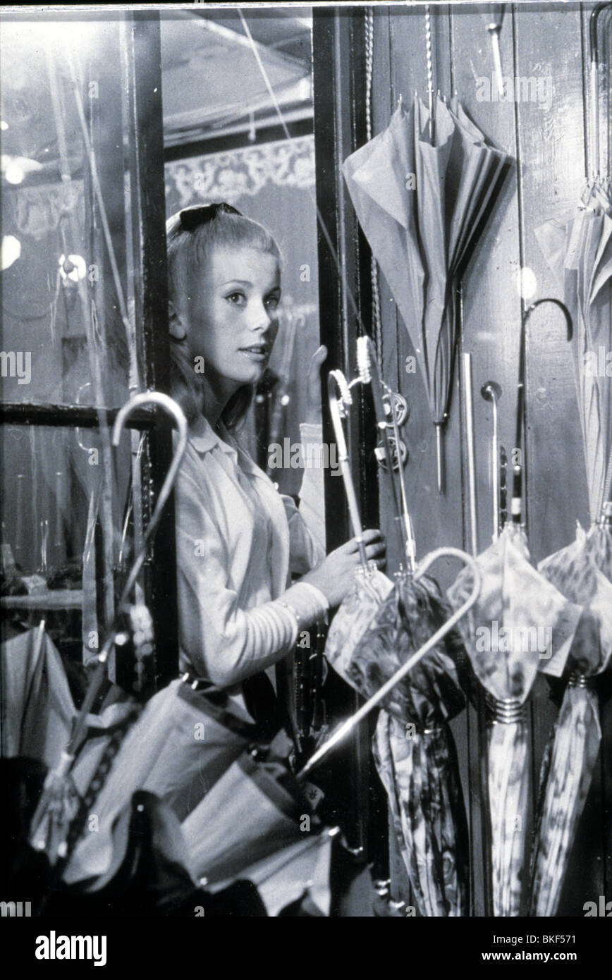 UMBRELLAS OF CHERBOURG (1964) LES PARAPLUIES DE CHERBOURG (ALT) CATHERINE DENEUVE UMCH 007 Stock