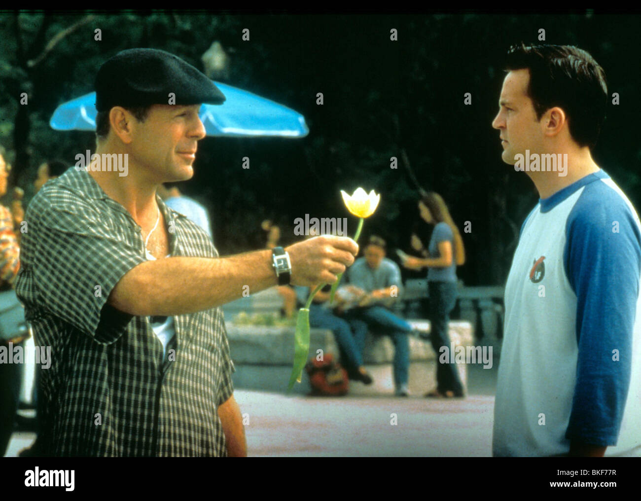 THE WHOLE NINE YARDS (2000) BRUCE WILLIS, MATTHEW PERRY WNYA 004 Stock