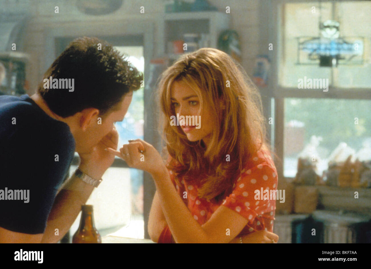 WILD THINGS (1998) MATT DILLON, DENISE RICHARDS WTGS 023 H Stock Photo -  Alamy