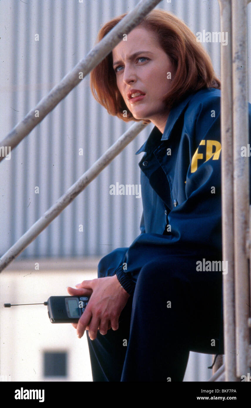 XFILES THE MOVIE (1998) GILLIAN ANDERSON XFM 041 Stock Photo Alamy