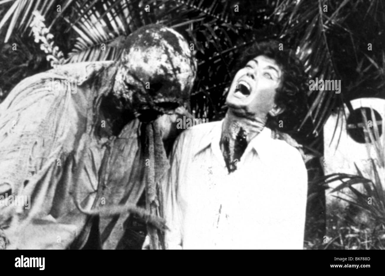 ZOMBIE 2: THE DEAD ARE AMONG US (1979) ZOMBIE FLESH-EATERS (ALT) ZOMB 001 Stock Photo