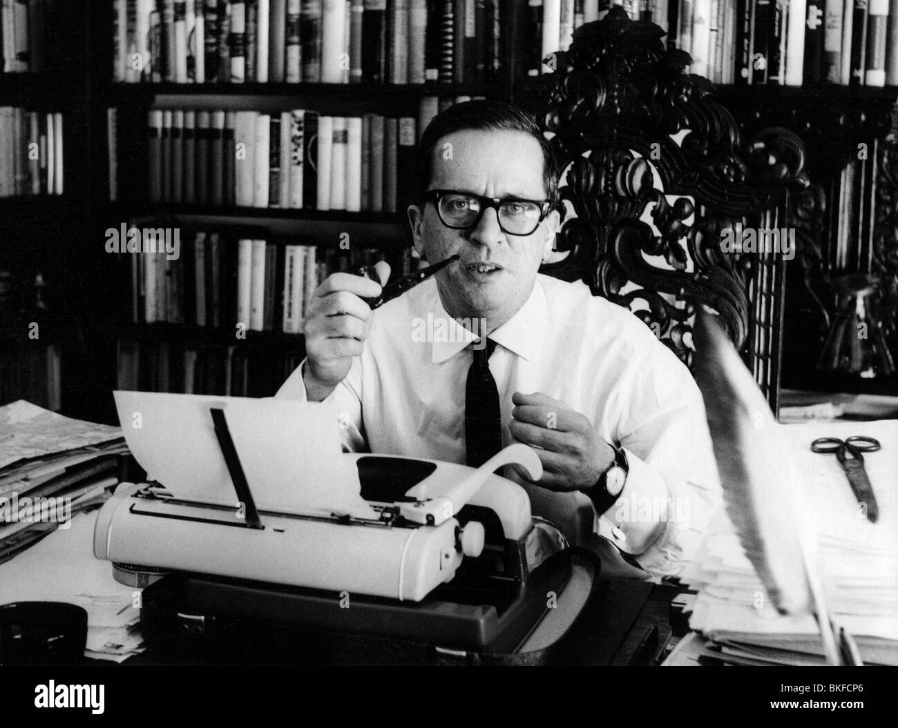 Simmel, Johannes Mario, 7.4.1924 - 1.1.2009, Austrian author / writer, in his study, 1965, , Stock Photo
