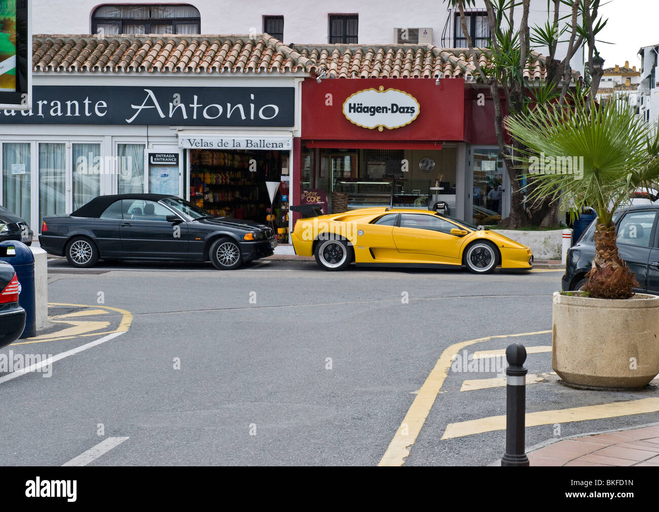 Puerto banus restaurant hi-res stock photography and images - Alamy