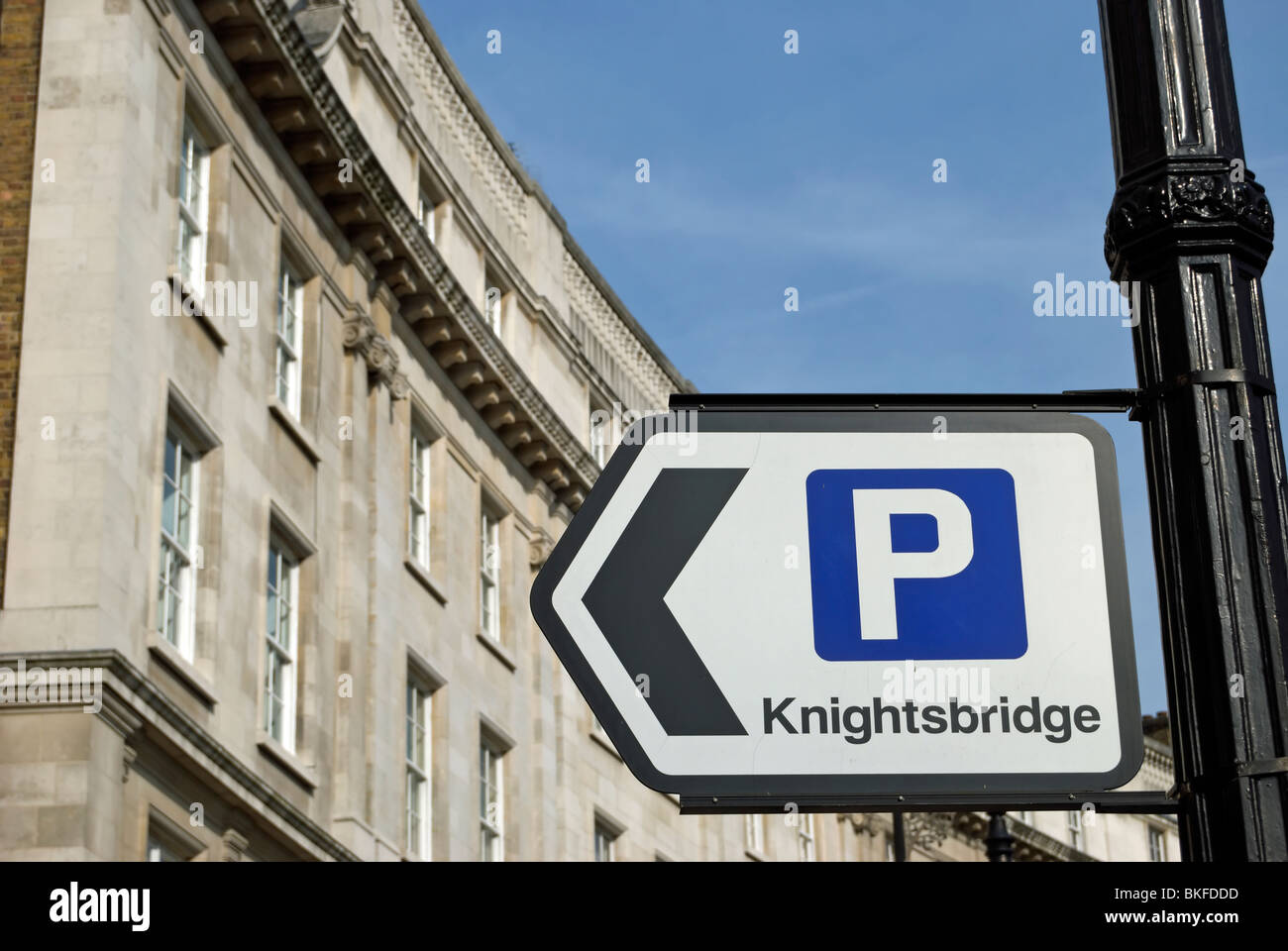 road sign indicating car parking for knightsbridge, in london, england