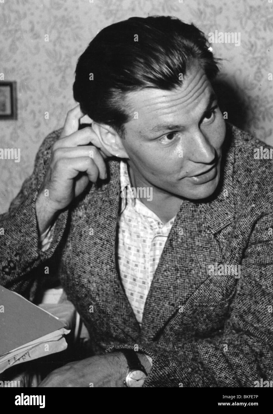 geography / travel, Germany, politics, 1950s, Bund der Kriegsdienstverweigerer (League of Conscientious Objectors), member with the sign of the league at the lapel of his jacket, 1951, Stock Photo