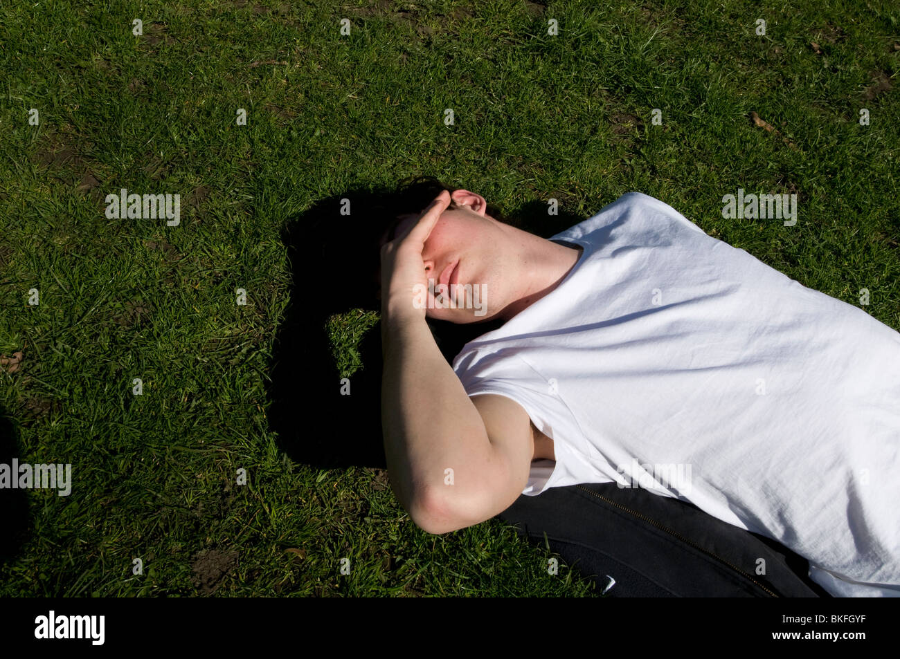 Boy sunbathing hi-res stock photography and images - Alamy