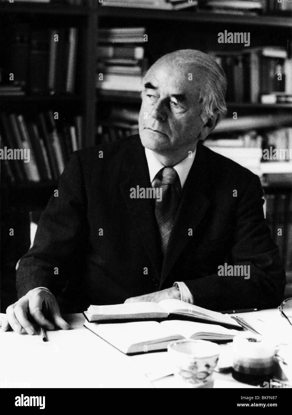 Speer, Albert, 19.3.1905 - 1.9.1981, German architect, politician (NSDAP), Minister of Armaments and War Production in Nazi Germany 1942 - 1945, half length, sitting at desk, half length, 1970s, , Stock Photo