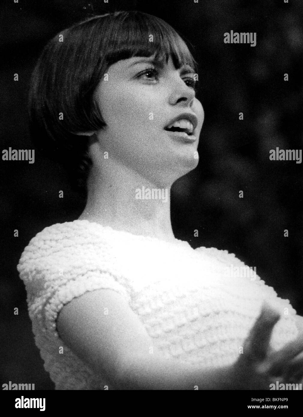 Mathieu, Mireille, * 22.7.1946, French singer, portrait, during a show, 1970s, Stock Photo