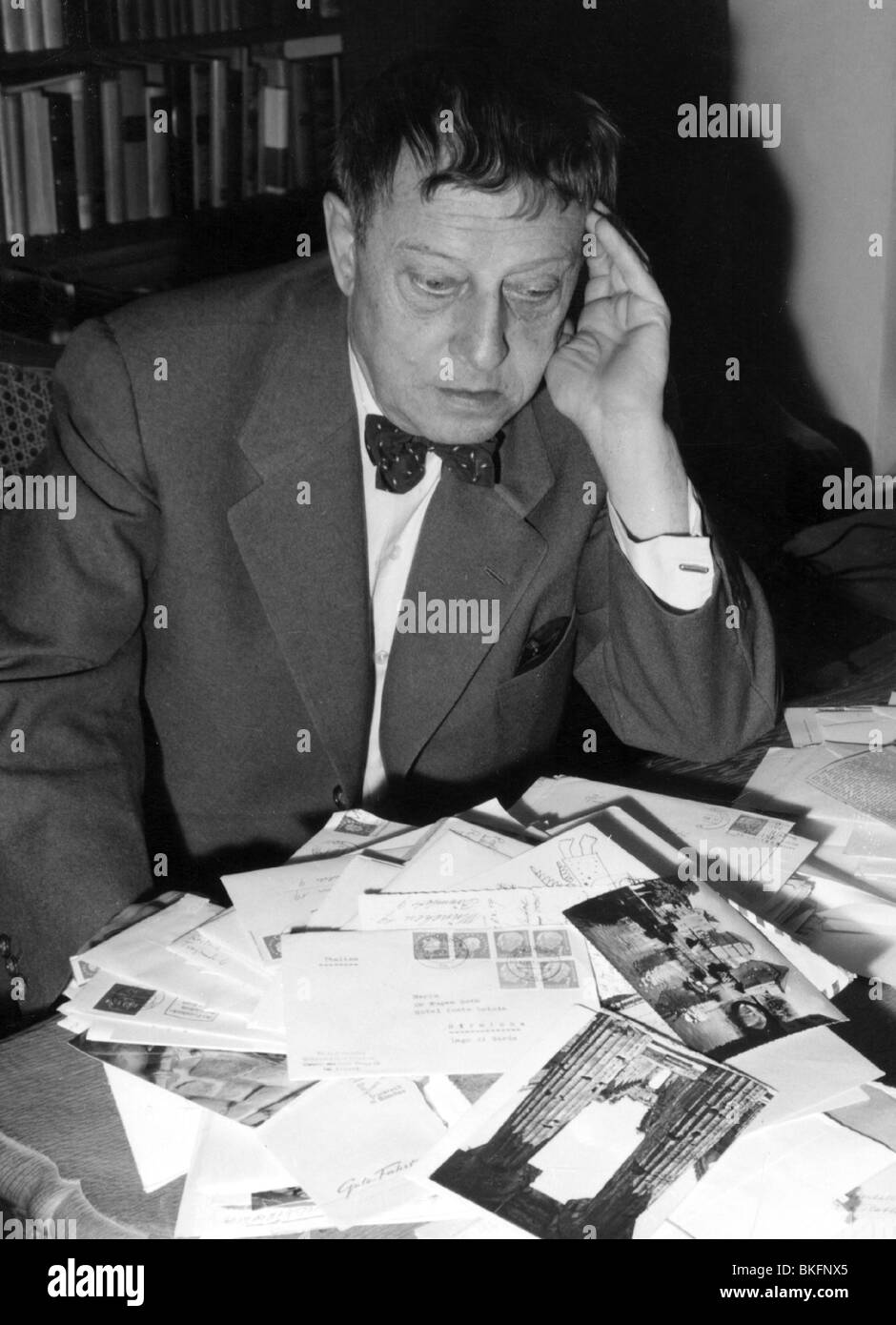 Roth, Eugen, 24.1.1895  - 28.4.1976, German lyricist, poet, half length, in his house in Munich, 1960, Stock Photo