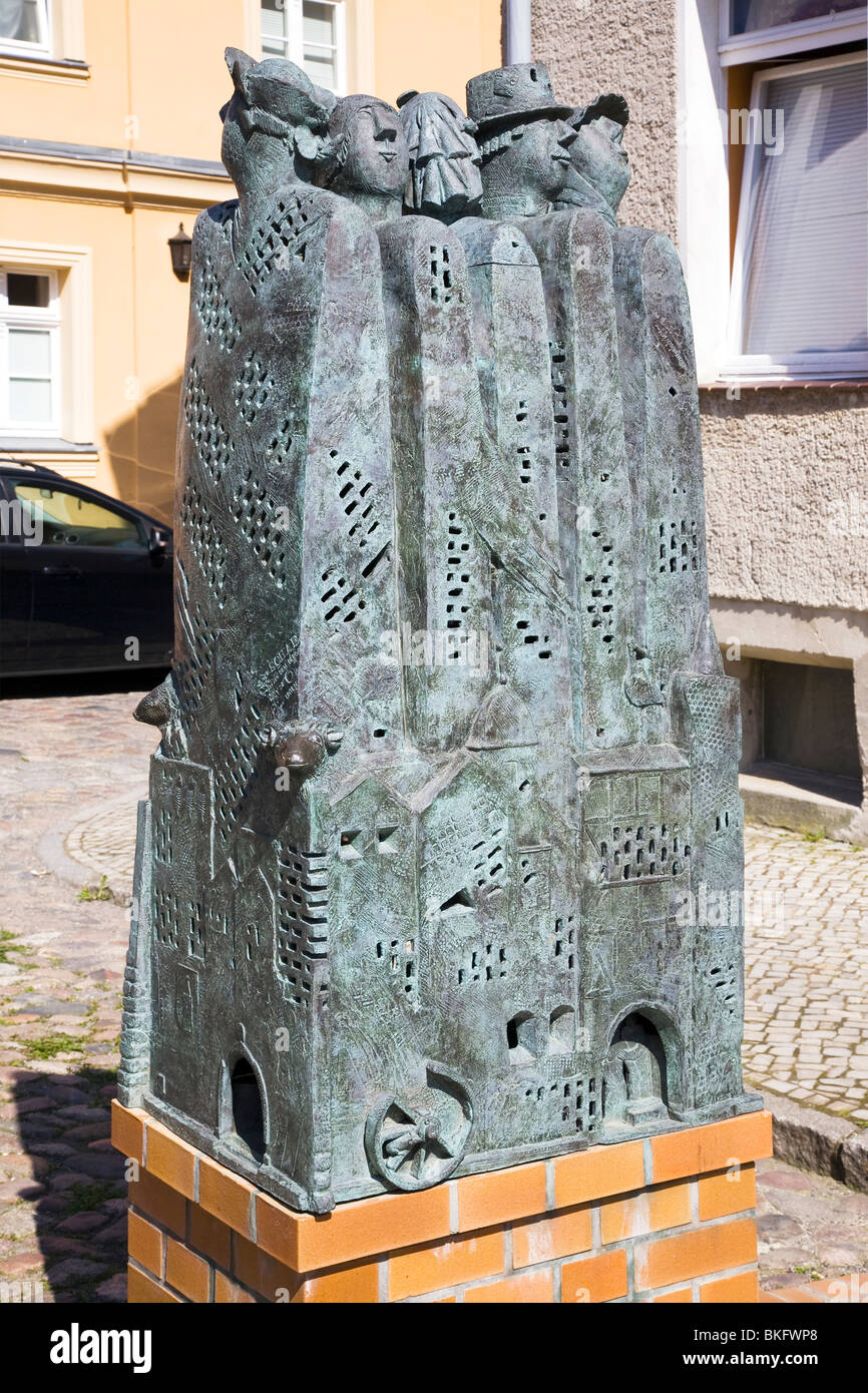 statue „Kleinstadtgeschichte“ by Christian Uhlig, Altlandsberg, Märkisch-Oderland , Brandenburg, Germany Stock Photo
