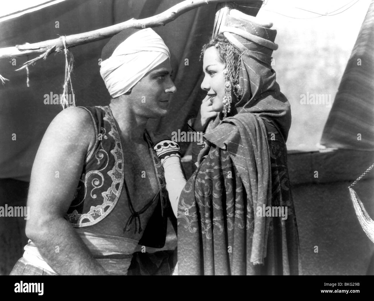ARABIAN NIGHTS (1942) JON HALL, MARIA MONTEZ ARBN 001P Stock Photo