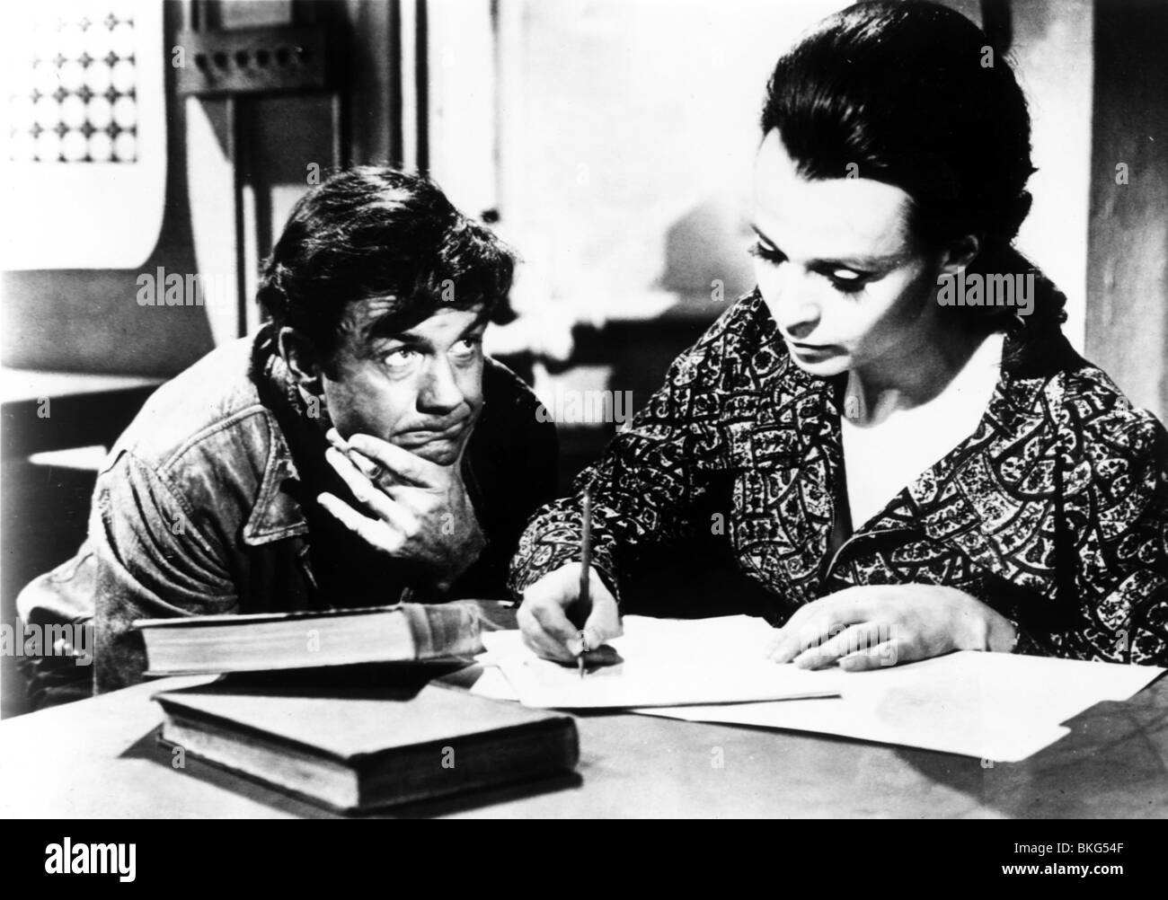CHARLY (1969) CLIFF ROBERTSON, CLAIRE BLOOM CHRL 001P L Stock Photo