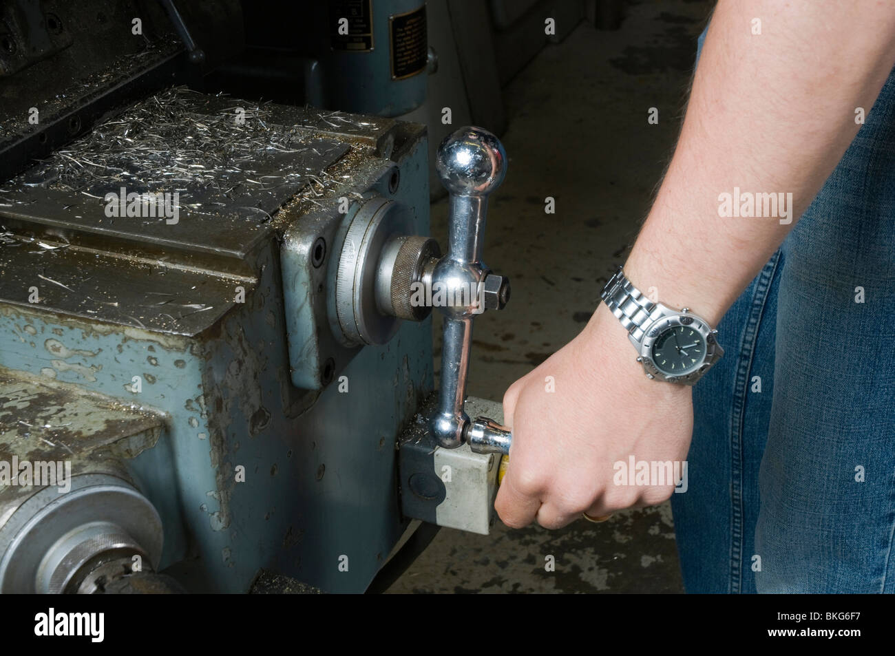detail of the operation of the cross feed of a milling machine