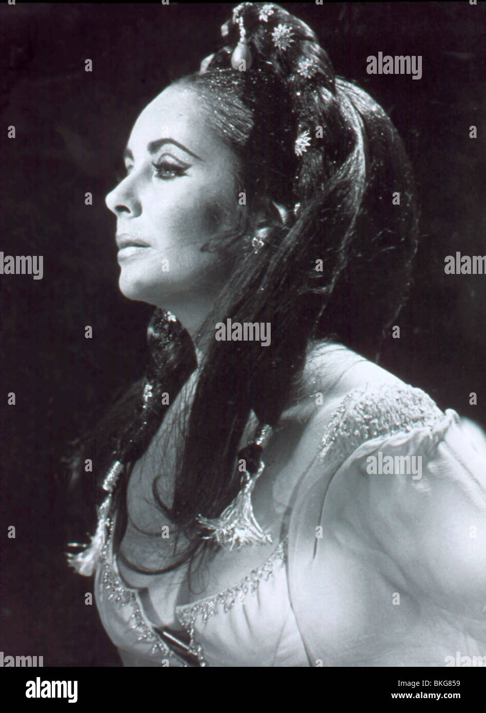 DOCTOR FAUSTUS (1967) ELIZABETH TAYLOR DFST 001 Stock Photo