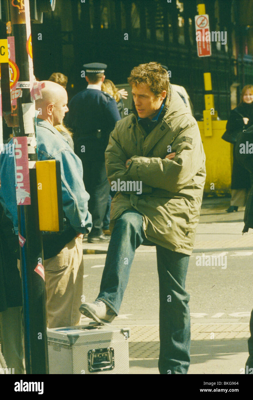 FILMING PRODUCTION (ALT) LOCATION (ALT) BEHIND THE SCENES (ALT) ON SET (ALT) O/S 'ABOUT A BOY' (2002) WITH HUGH GRANT FILM 522 Stock Photo