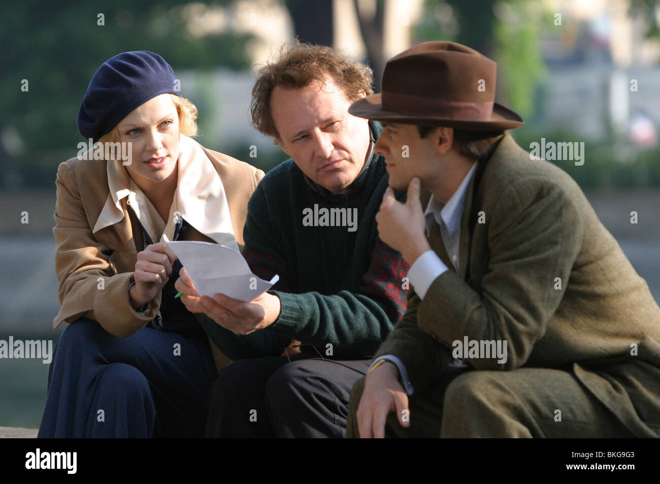 FILMING O/S 'HEAD IN THE CLOUDS' (2004) WITH CHARLIZE THERON, JOHN DUIGAN (DIR), STUART TOWNSEND HEDC 001-F1 Stock Photo