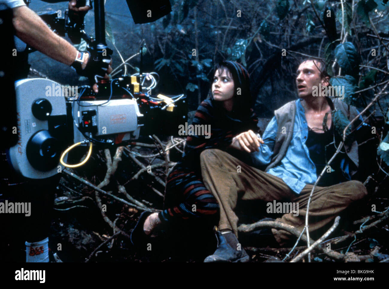FILMING PRODUCTION (ALT) LOCATION (ALT) BEHIND THE SCENES (ALT) ON SET (ALT) O/S 'THE ISLAND OF DR MOREAU' (1996) WITH FAIRUZA Stock Photo