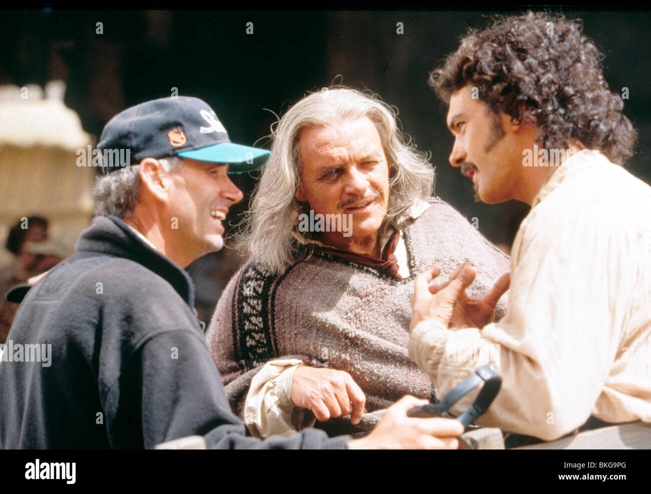 FILMING PRODUCTION (ALT) LOCATION (ALT) BEHIND THE SCENES (ALT) ON SET  (ALT) O/S 'THE MASK OF ZORRO' (1998) WITH MARTIN Stock Photo - Alamy