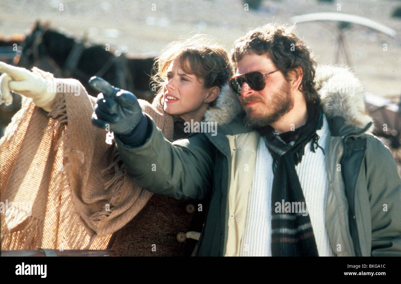 FILMING PRODUCTION (ALT) LOCATION (ALT) BEHIND THE SCENES (ALT) ON SET (ALT) O/S 'SILVERADO' (1985) WITH ROSANNA ARQUETTE, Stock Photo