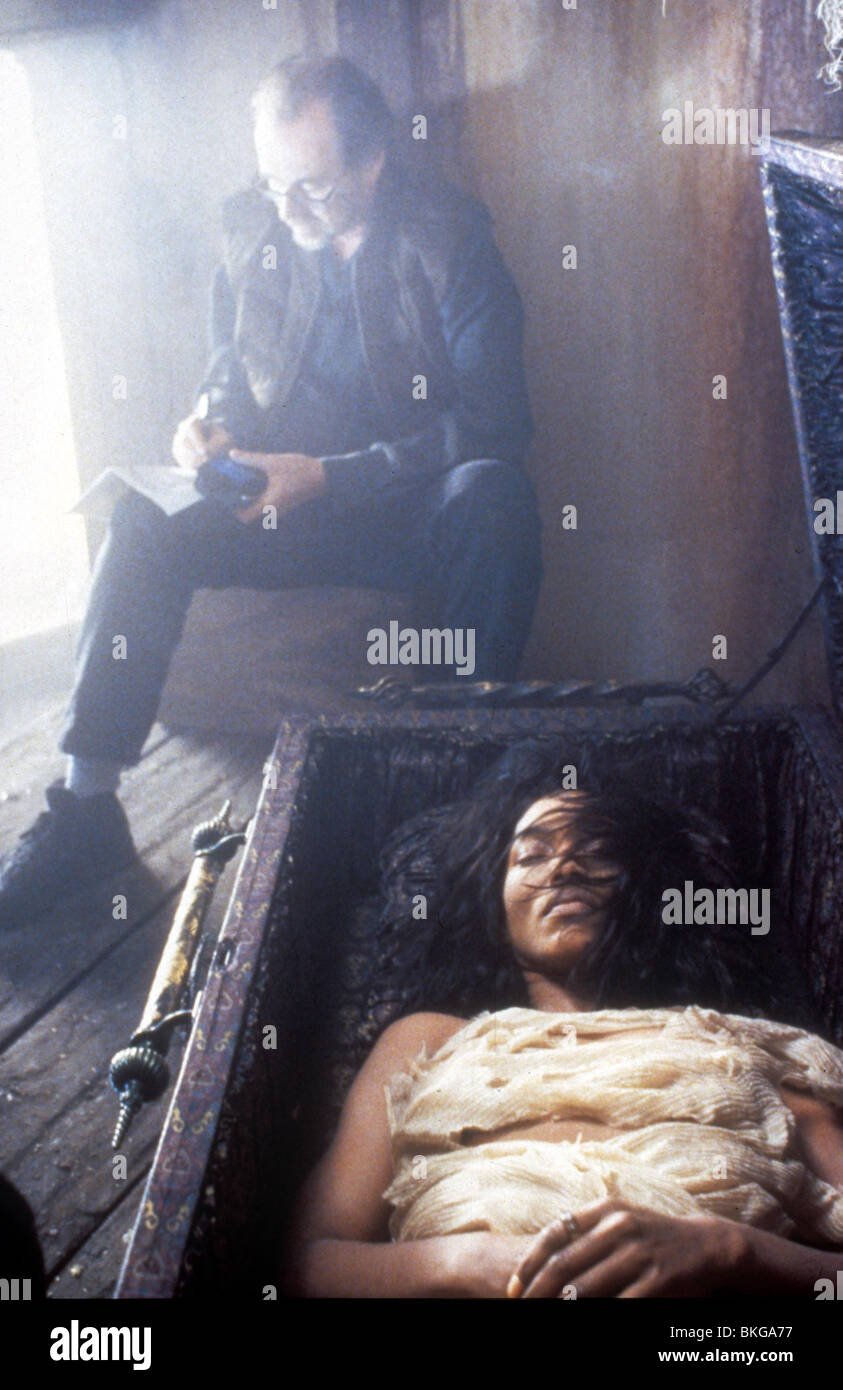 FILMING O/S 'VAMPIRE IN BROOKLYN' (1995) WITH WES CRAVEN (DIR), ANGELA BASSETT VAMB 040 Stock Photo