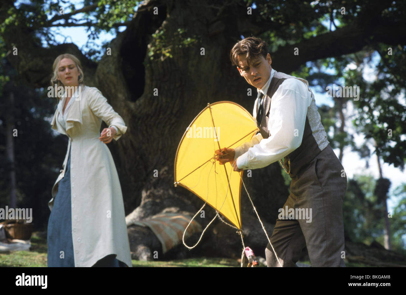 FINDING NEVERLAND (2004) KATE WINSLET, JOHNNY DEPP FNEV 001-NA Stock