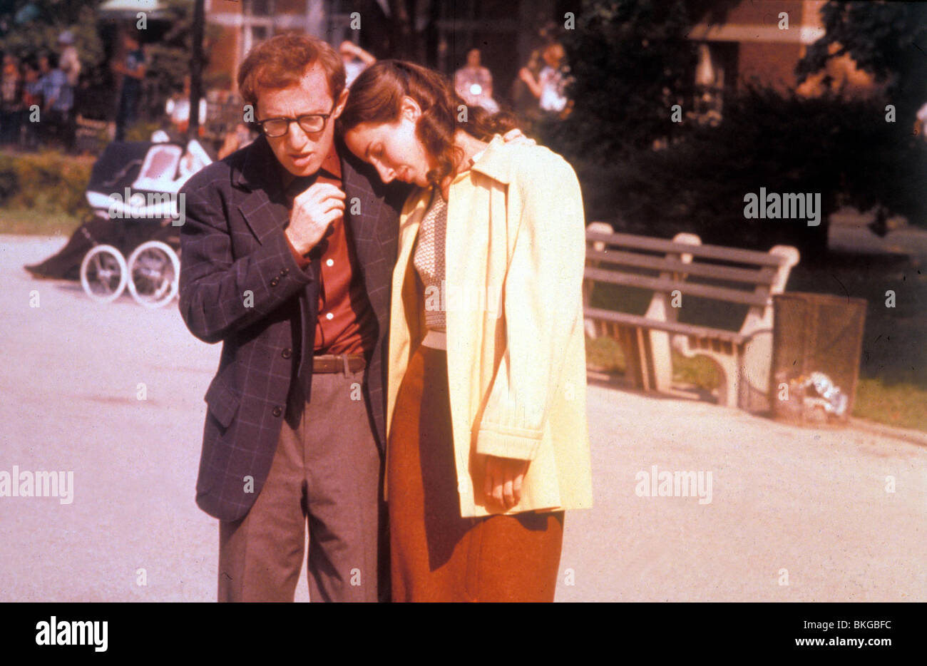 THE FRONT (1976) WOODY ALLEN, ANDREA MARCOVICCI FRNT 001 Stock Photo