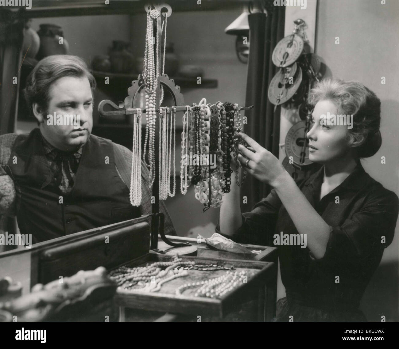 GUN GLORY (1957) JACQUES AUBUCHON, RHONDA FLEMING GLY 001P Stock Photo