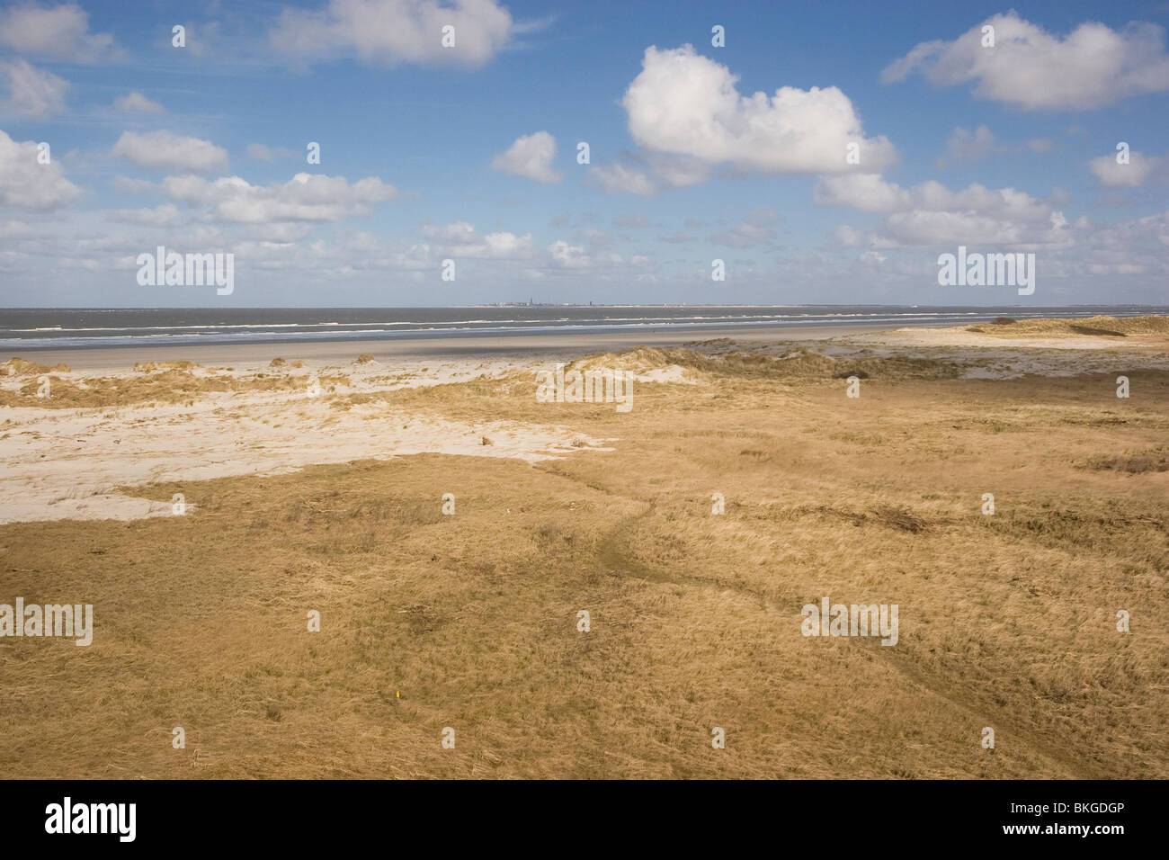 Het open, boomloze landschap van Rottumeroog gezien vanaf de