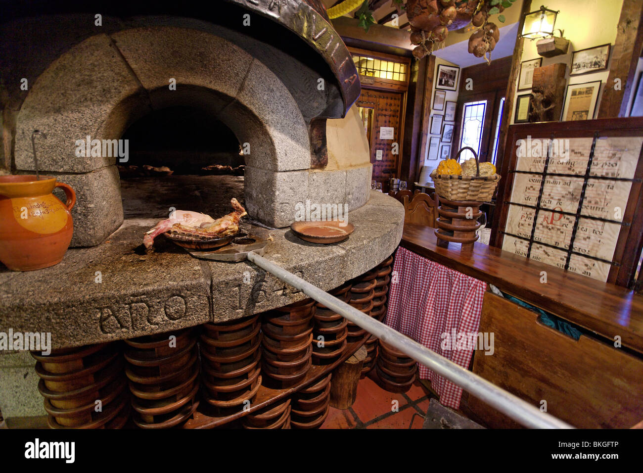 Roast lamb prepared in a woodfired oven, La posada de la Villa, Cava