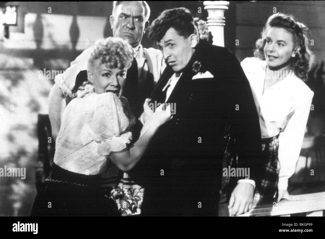 MIRACLE OF MORGAN'S CREEK (1944) BETTY HUTTON, WILLIAM DEMAREST, EDDIE BRACKEN, DIANA LYNN MMCK 009 Stock Photo