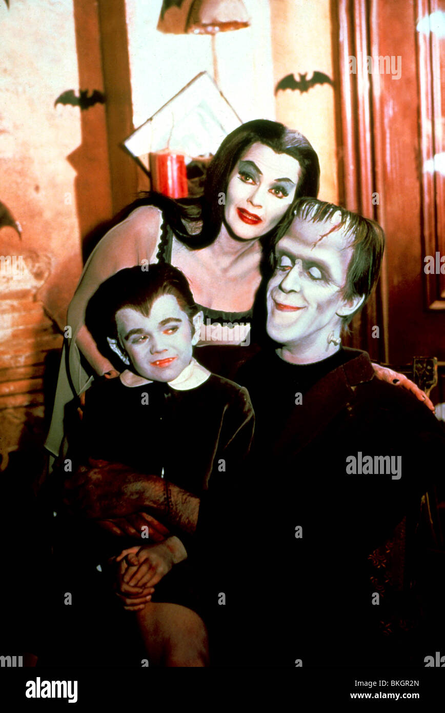 THE MUNSTERS (TV) BUTCH PATRICK, YVONNE DECARLO, FRED GWYNNE MNST 003 Stock Photo