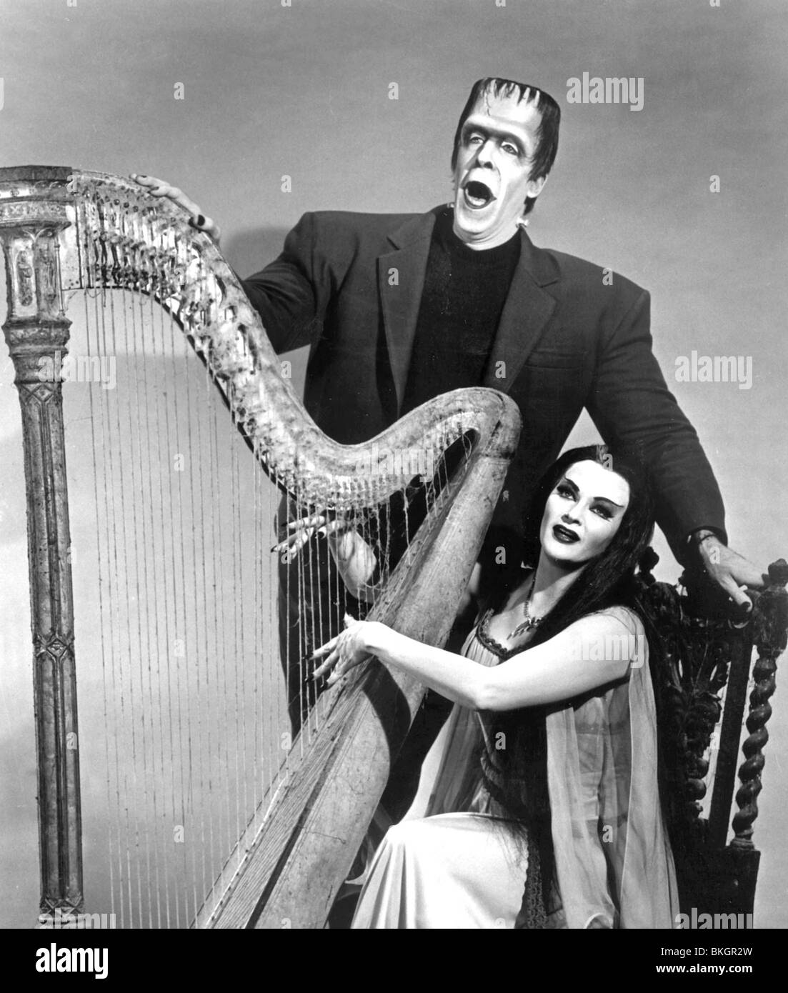THE MUNSTERS (TV) FRED GWYNNE, YVONNE DECARLO MNST 010P Stock Photo