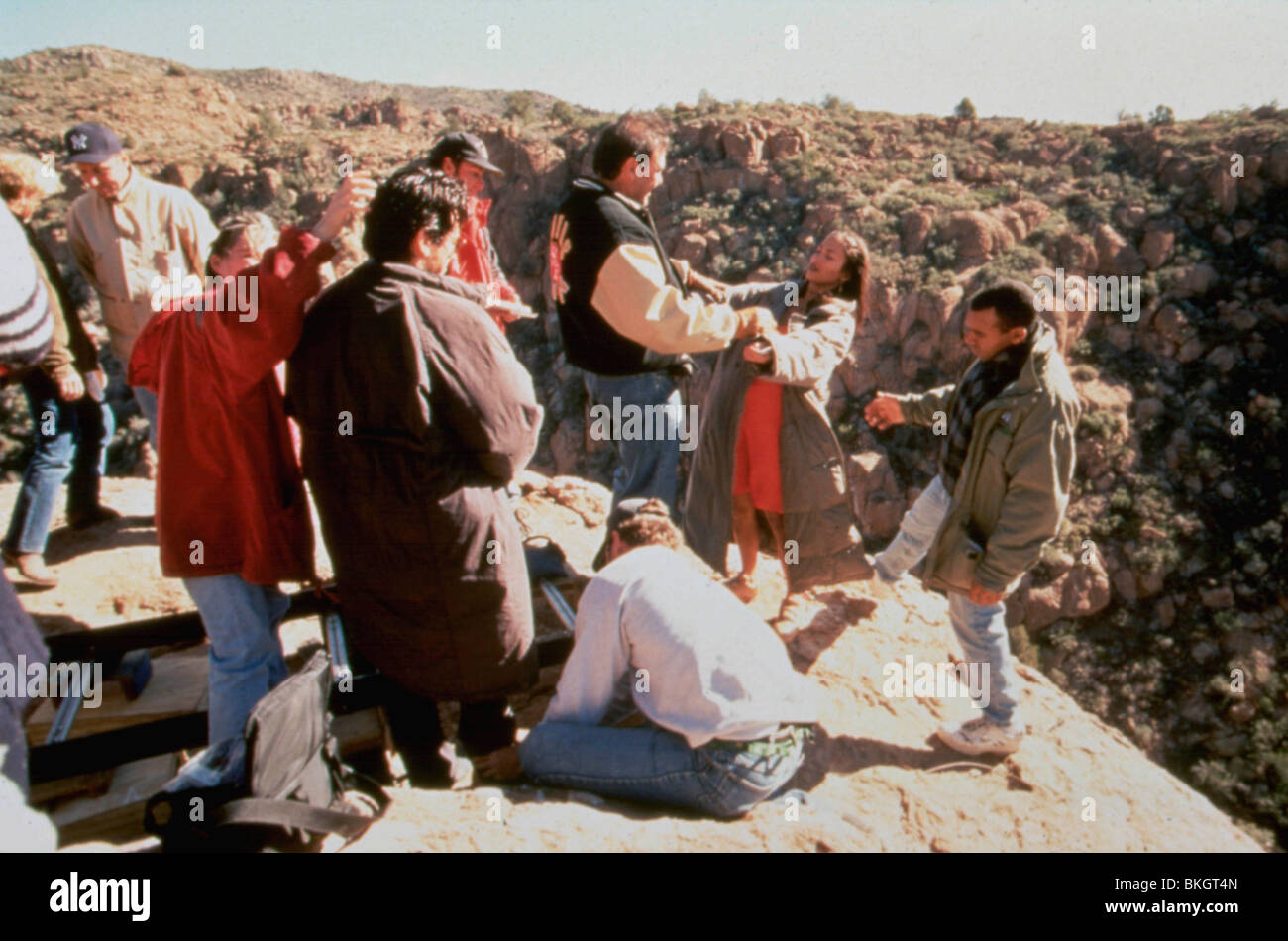 OLIVER STONE (DIR) O/S 'UTURN' (1997) WITH SEAN PENN, JENNIFER LOPEZ