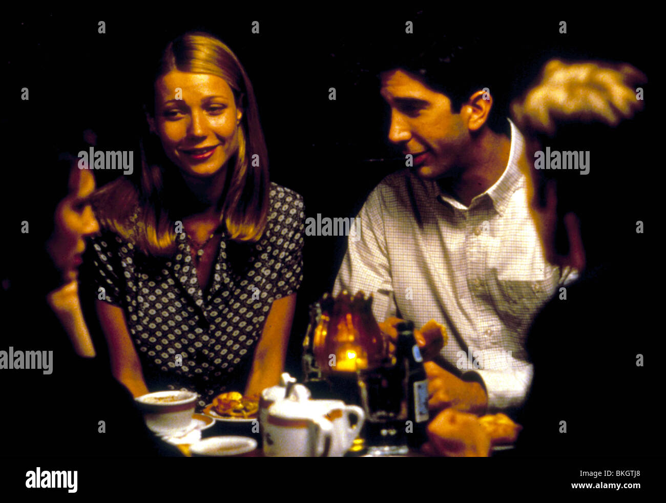 THE PALLBEARER (1996) GWYNETH PALTROW, DAVID SCHWIMMER PALL 023 Stock Photo