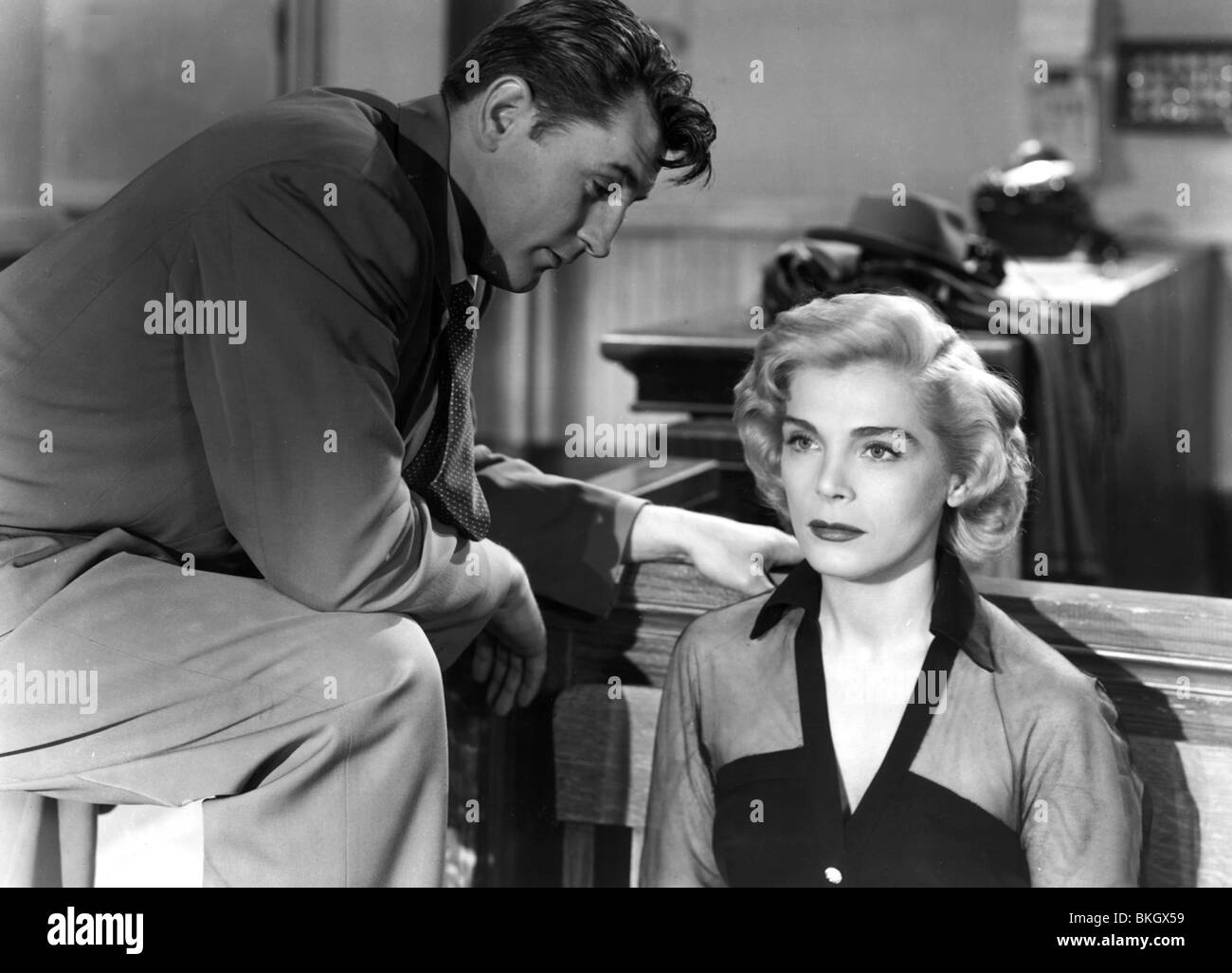 THE RACKET (1951) ROBERT MITCHUM, ELIZABETH SCOTT RCKT 002P Stock Photo