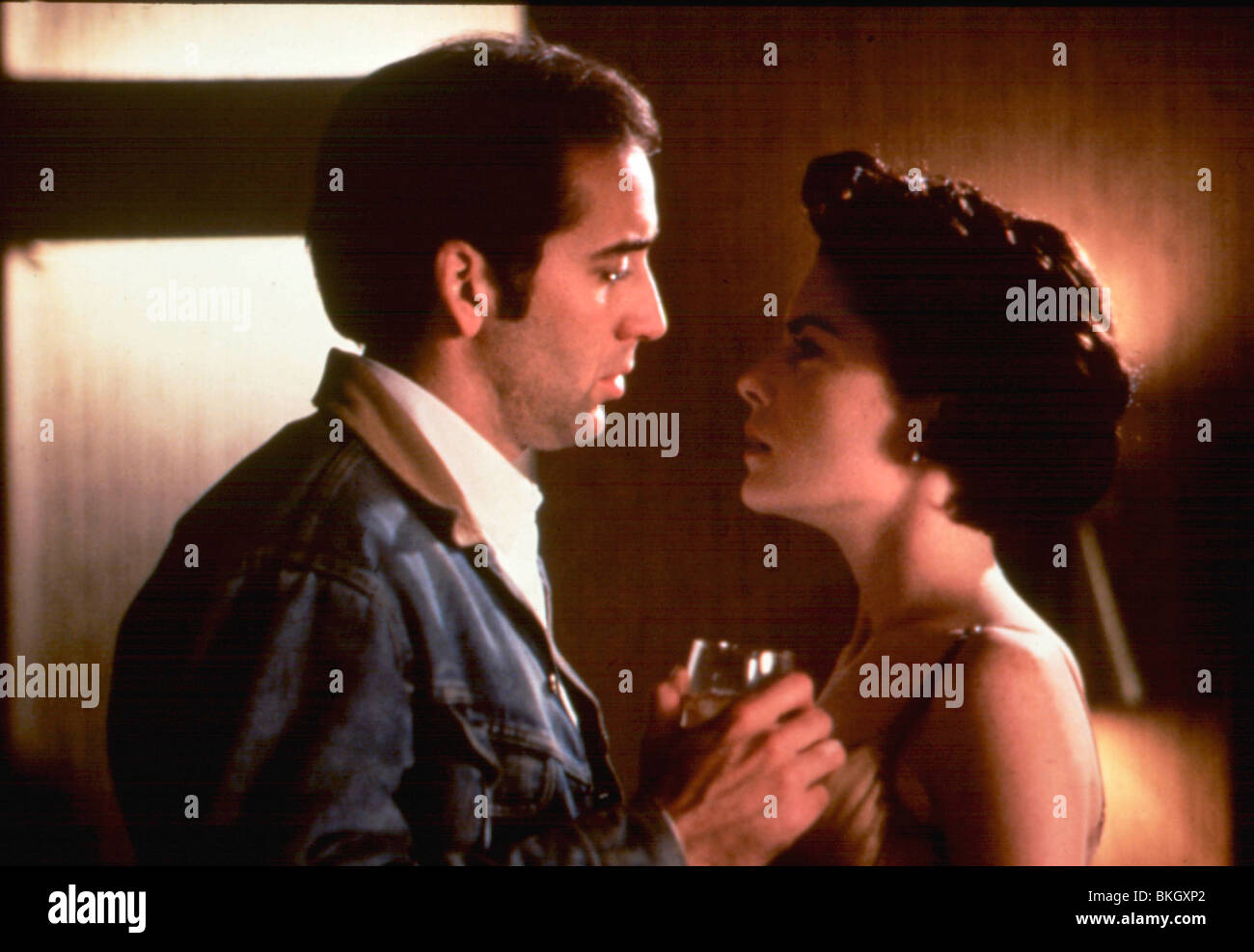 RED ROCK WEST (1992) NICOLAS CAGE, LARA FLYNN BOYLE RRWE 042 Stock