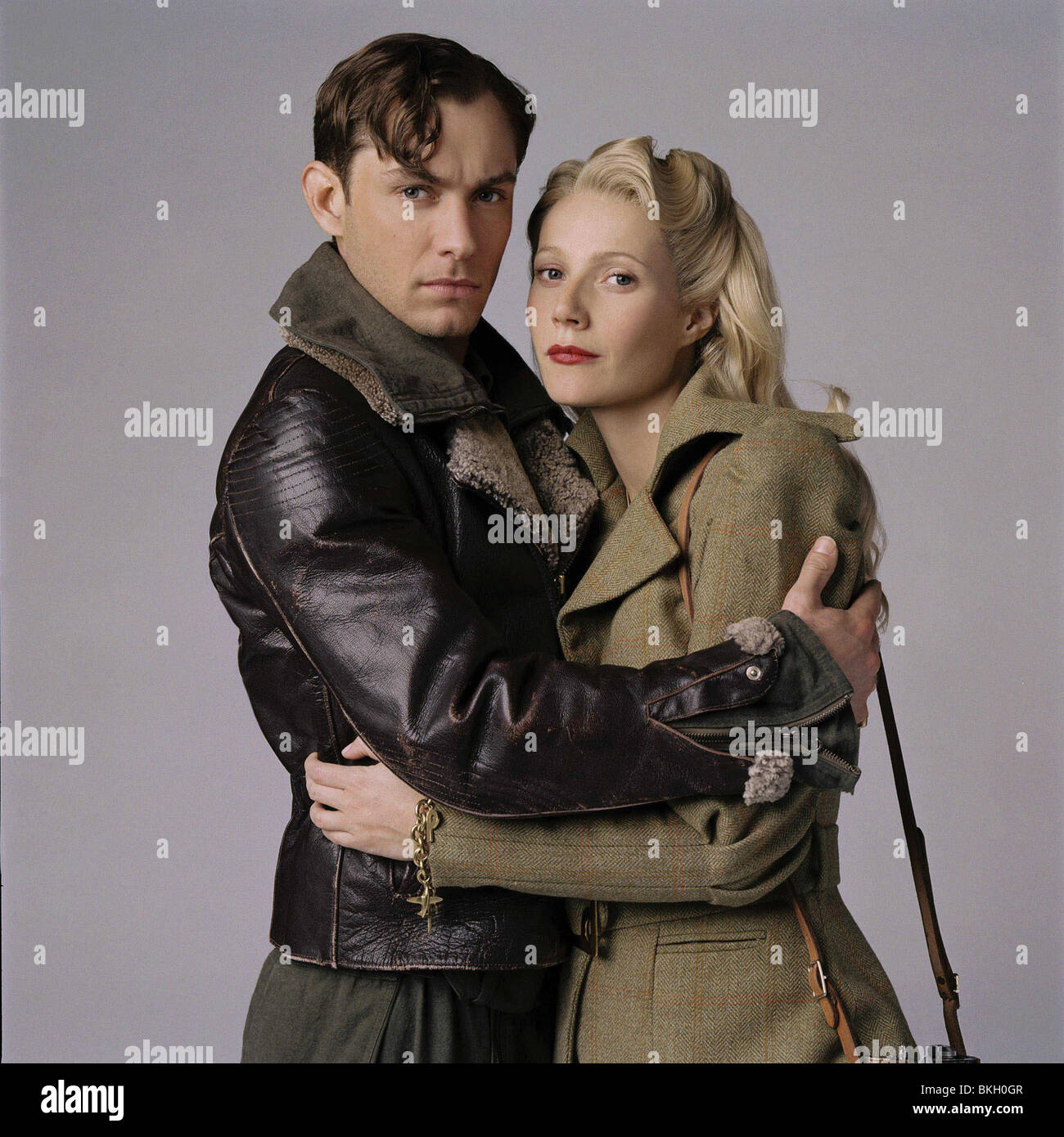 SKY CAPTAIN AND THE WORLD OF TOMORROW (2004) JUDE LAW, GWYNETH PALTROW SKYC  001-091 Stock Photo - Alamy