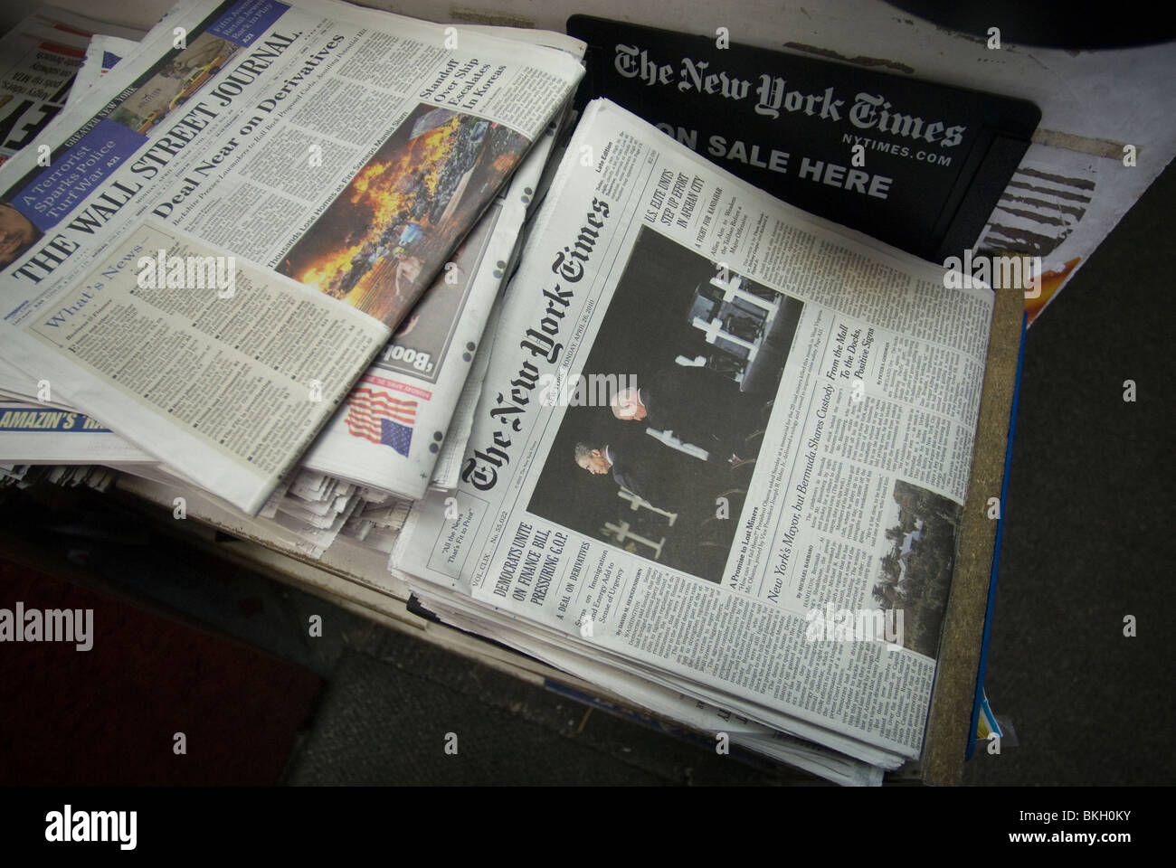 Newspapers on street new york hires stock photography and images Alamy