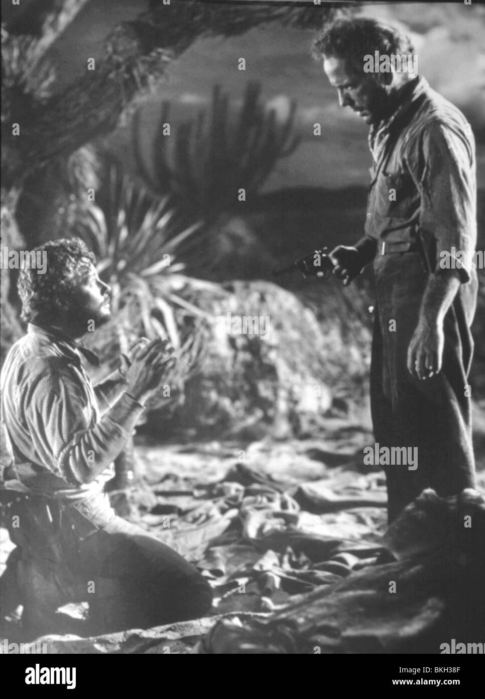 THE TREASURE OF THE SIERRA MADRE (1948) TIM HOLT, HUMPHREY BOGART TTSM 005 Stock Photo