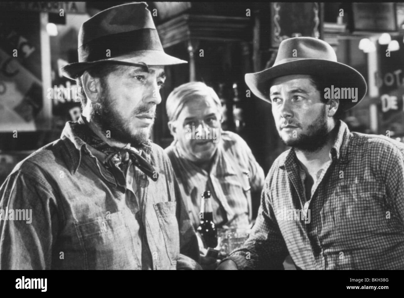THE TREASURE OF THE SIERRA MADRE (1948) HUMPHREY BOGART, TIM HOLT TTSM 008 Stock Photo