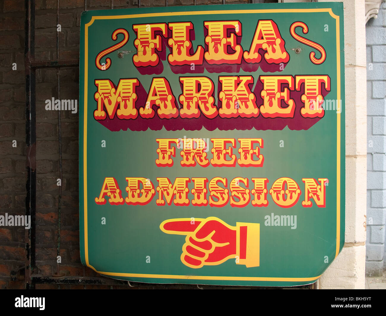 A sign with a finger pointing to a Flea Market with Free Admission in the Yorkshire market town of Pickering Stock Photo