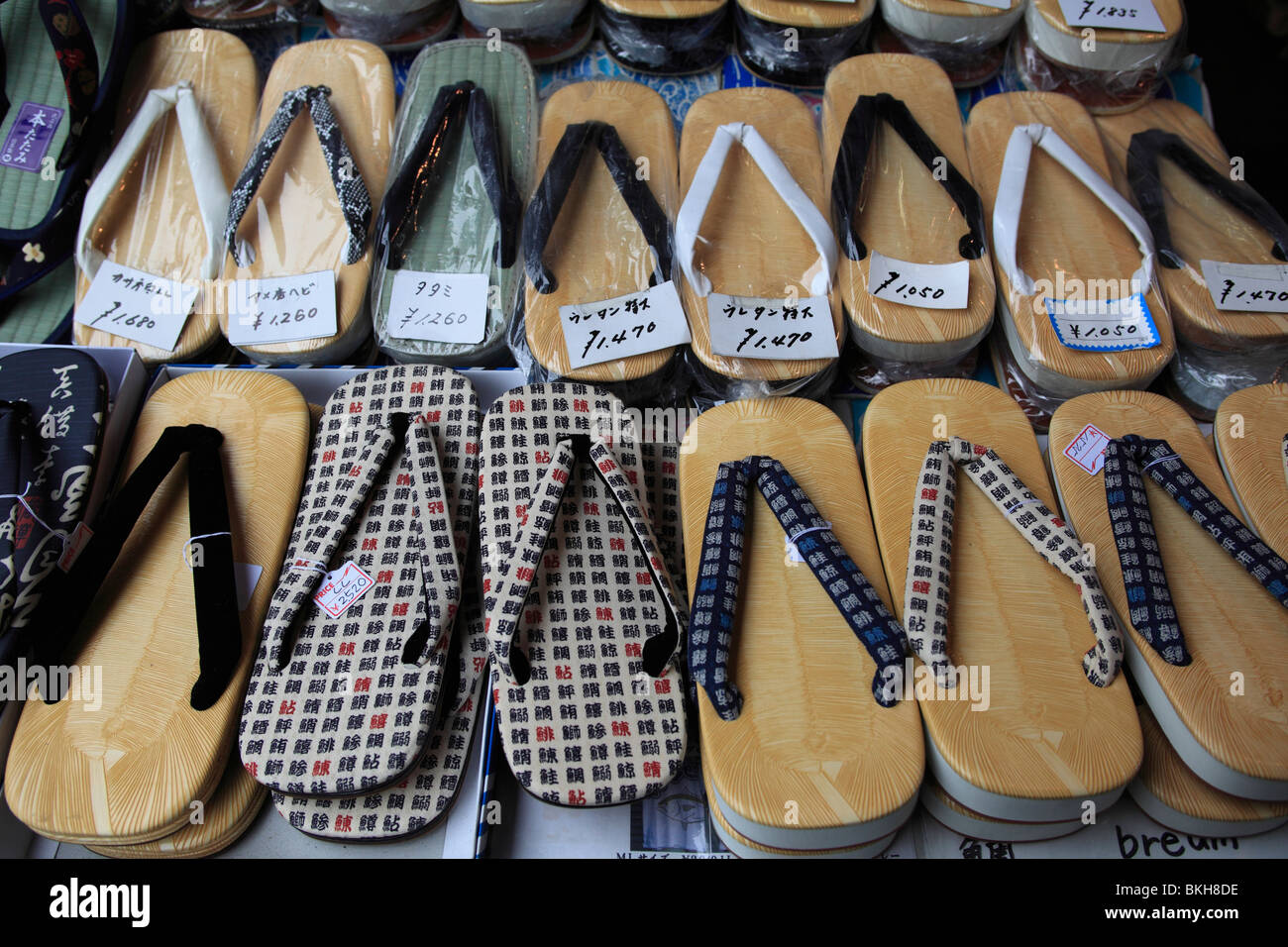 bliver nervøs edderkop Indvandring Traditional slippers for sale, Tsukiji fish market, Tokyo, Japan, Asia  Stock Photo - Alamy