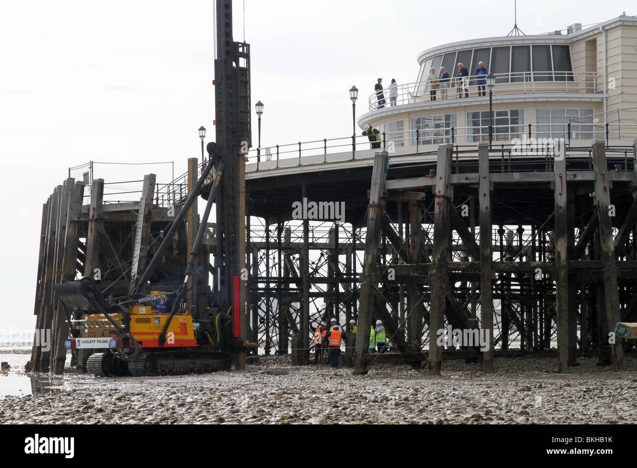 Pile driving on Worthing pier in West Sussex at low tide Stock Photo Alamy