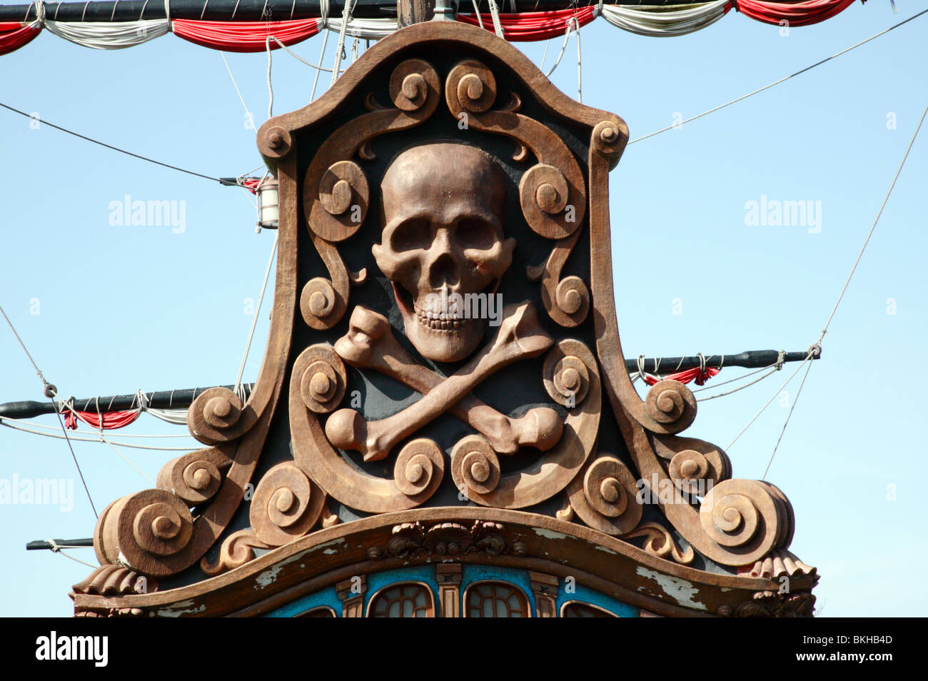 https://c8.alamy.com/comp/BKHB4D/close-up-of-captain-hooks-pirate-ship-pirate-beach-eurodisney-paris-BKHB4D.jpg