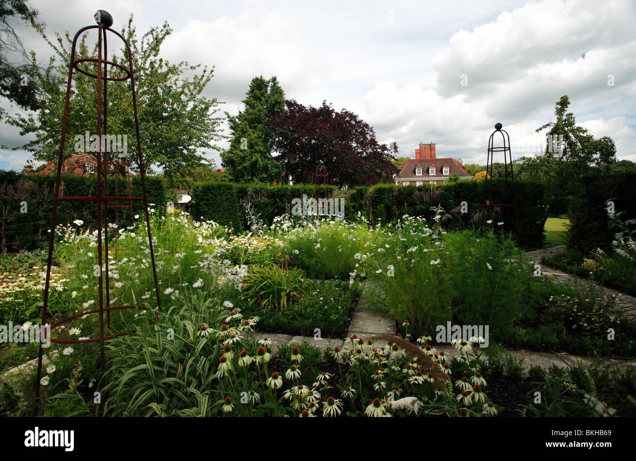 The White Garden, part of the Secret Gardens of Sandwich, at The Salutation, Kent Stock Photo