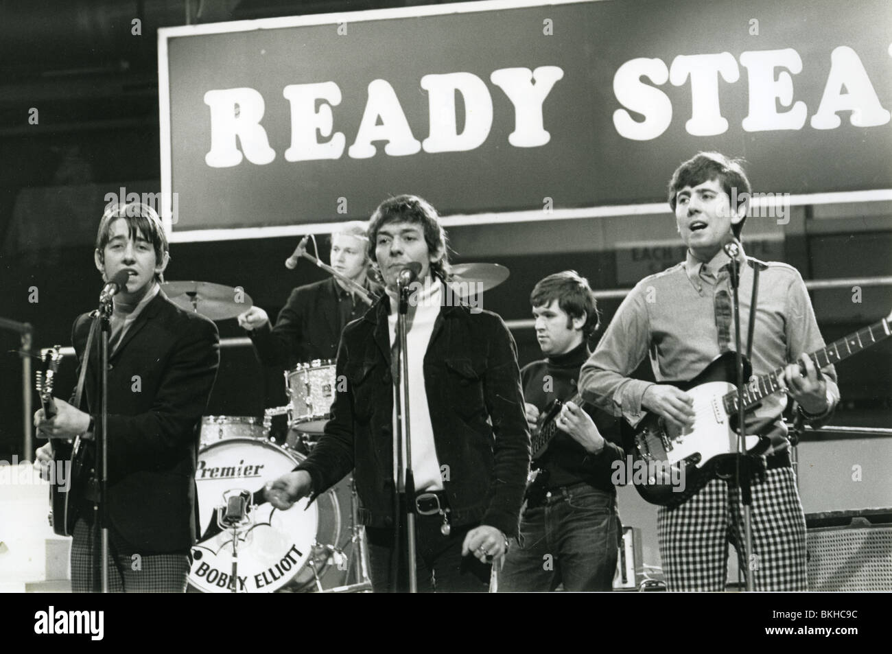 https://c8.alamy.com/comp/BKHC9C/the-hollies-uk-group-on-ready-steadygo-in-1966-from-l-tony-hicks-bobby-BKHC9C.jpg