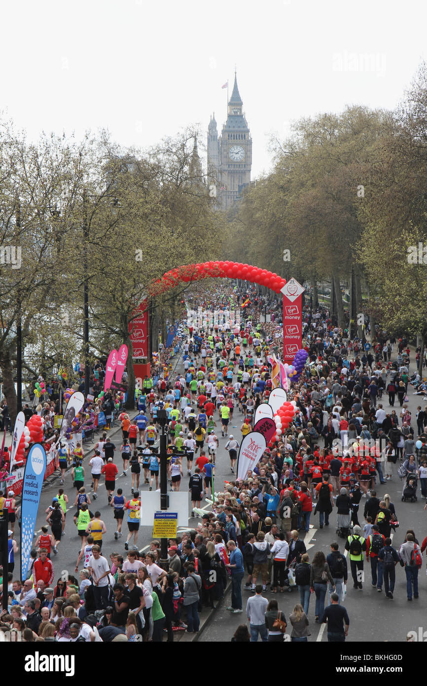 Virgin London Marathon 2010 - runners going under the 25 mile marker on Embankment on the way to Big Ben Stock Photo